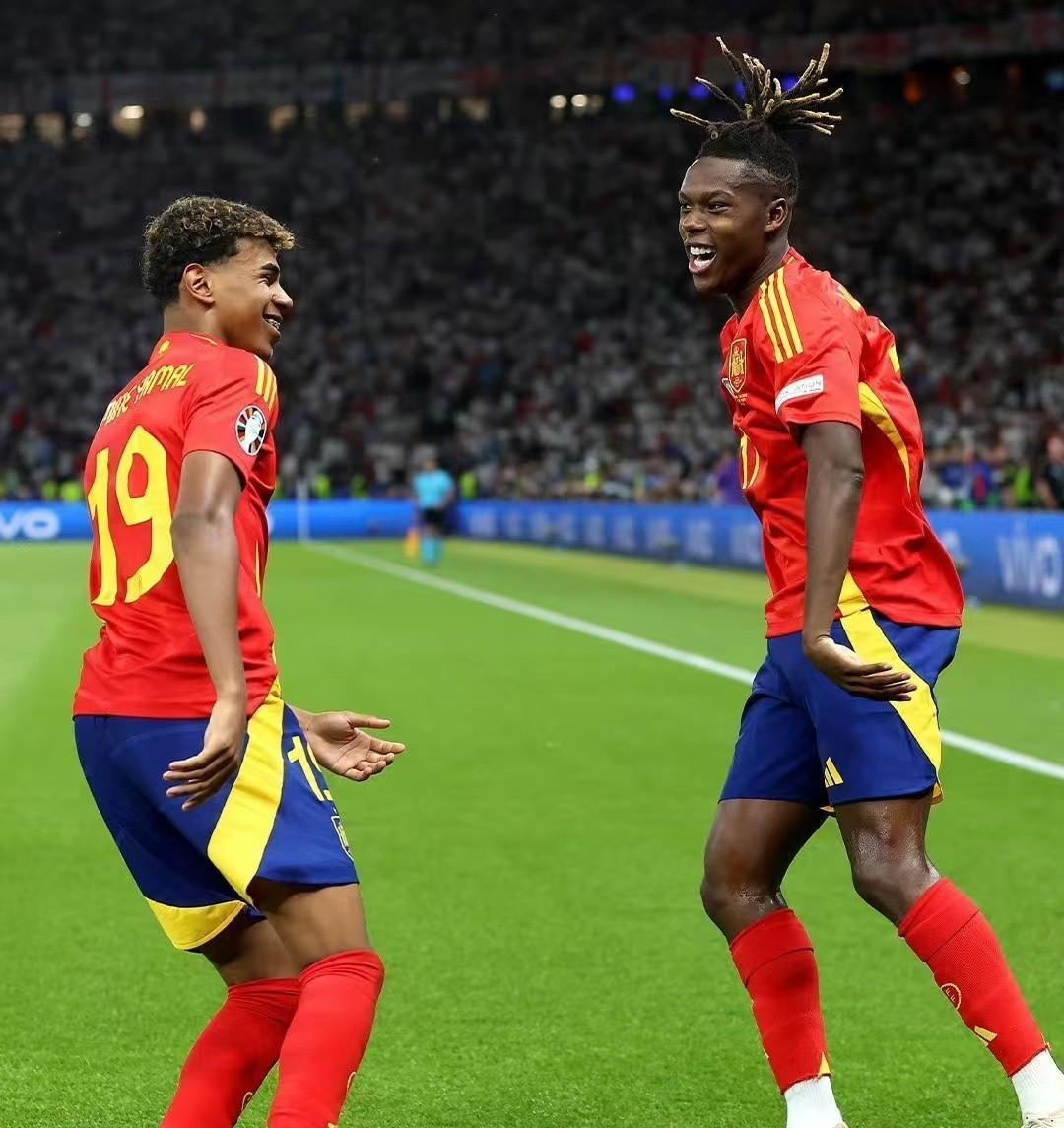 西班牙球迷狂热,期待欧洲杯预选赛胜利 西班牙球迷狂热,期待欧洲杯预选赛胜利