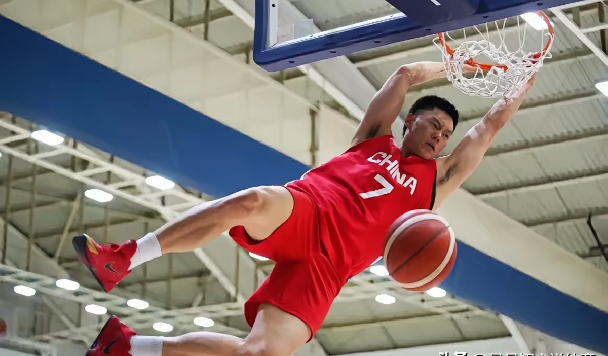 哥伦比亚国家队教练组对球员进行激励，鼓舞斗志的简单介绍