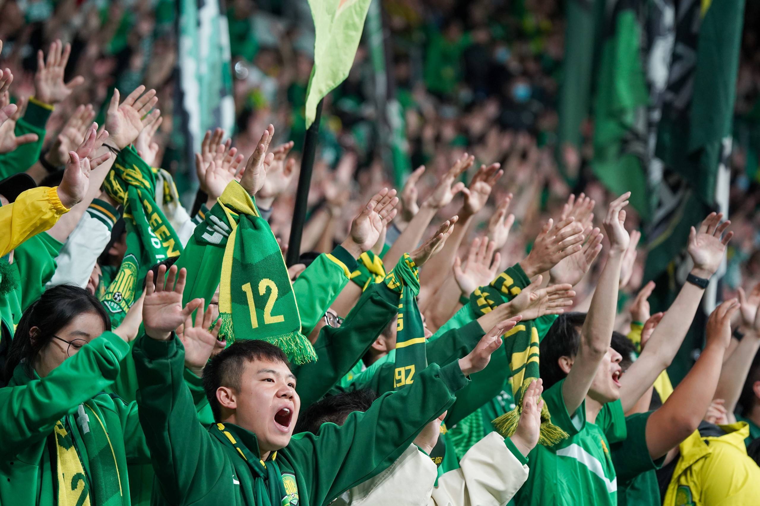 比赛现场球迷热情高涨,为自己喜爱的球队呐喊的简单介绍 比赛现场球迷热情高涨,为自己喜爱的球队呐喊的简单介绍