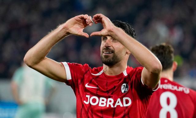 弗赖堡主场胜出，继续保持领先的简单介绍