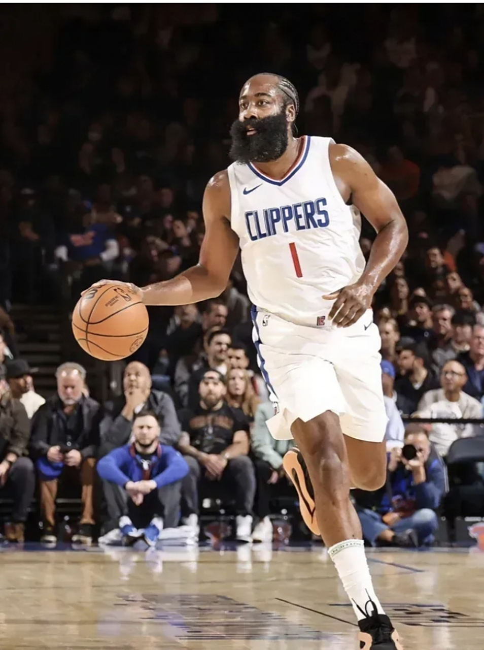 快船队战胜雄鹿队，继续领跑联盟的简单介绍