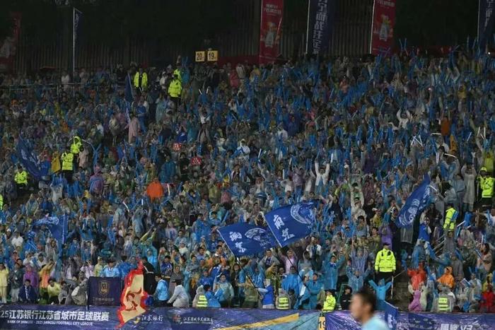 九游体育官方登录入口-一场激烈足球大战引得球迷尖叫