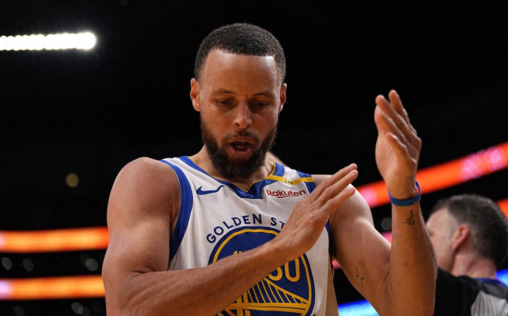 勇士主场告负快船，库里得分创新高的简单介绍