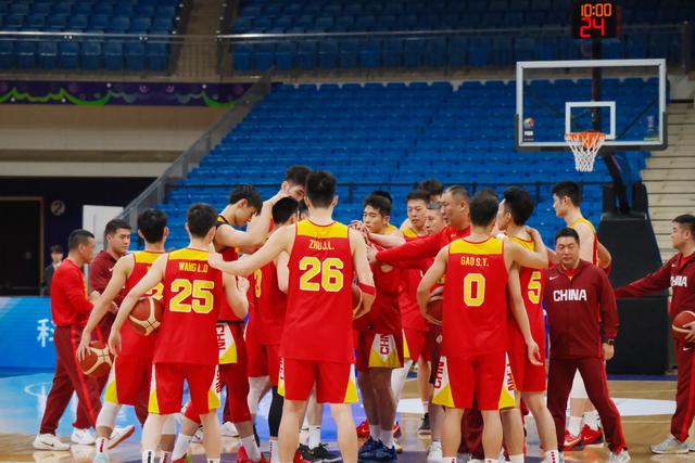 包含一场备受瞩目的篮球友谊赛拉开帷幕的词条