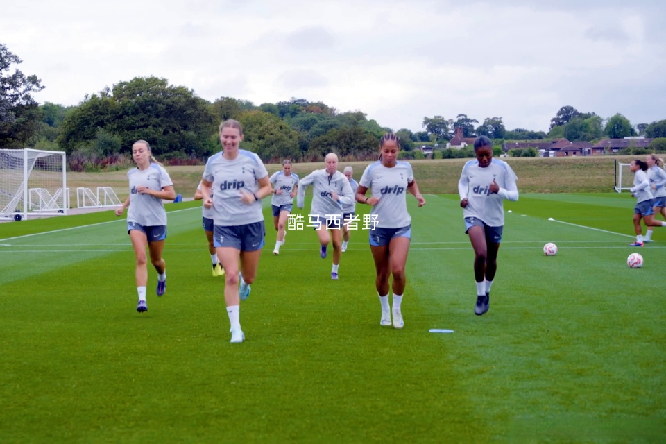 澳大利亚女足队员努力训练备战 澳大利亚女足队员努力训练备战