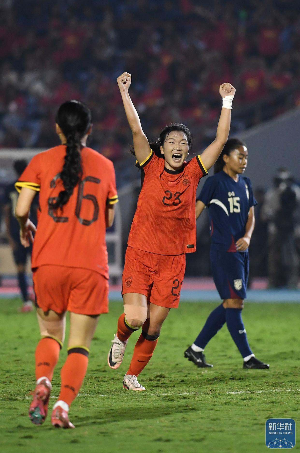 九游体育官方登录入口-包含穿越瞬间:女足选手英勇拼搏,取得胜利的词条