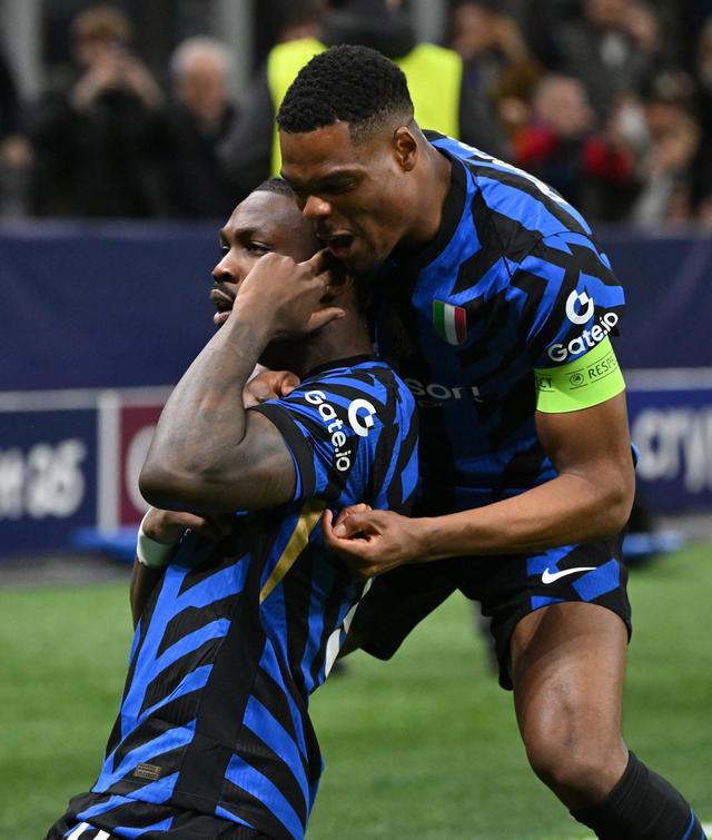 九游体育app下载-米兰队员奋力拼抢，节点赢得比赛