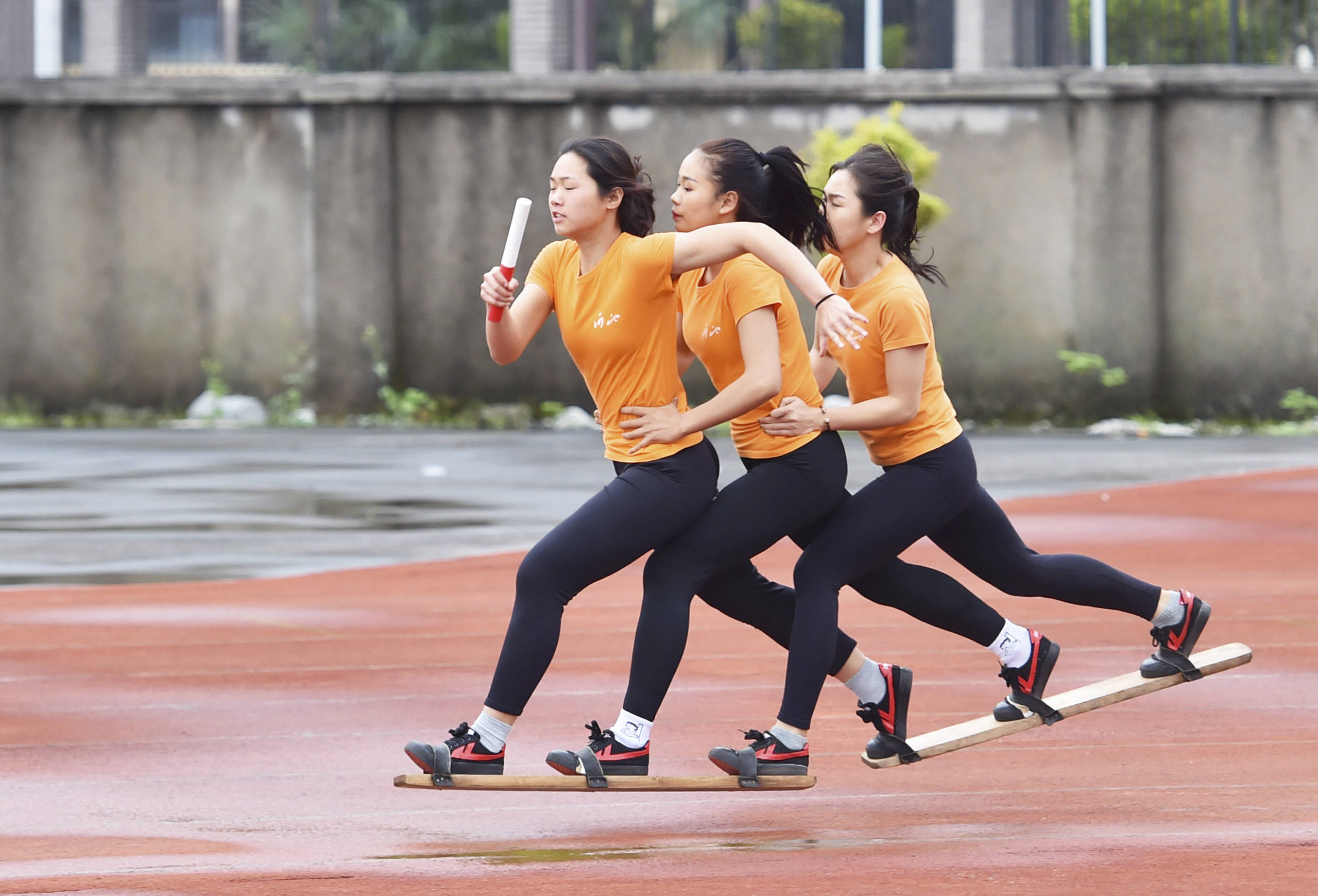 独特项目比赛精彩纷呈,观众目不转睛 独特项目比赛精彩纷呈,观众目不转睛