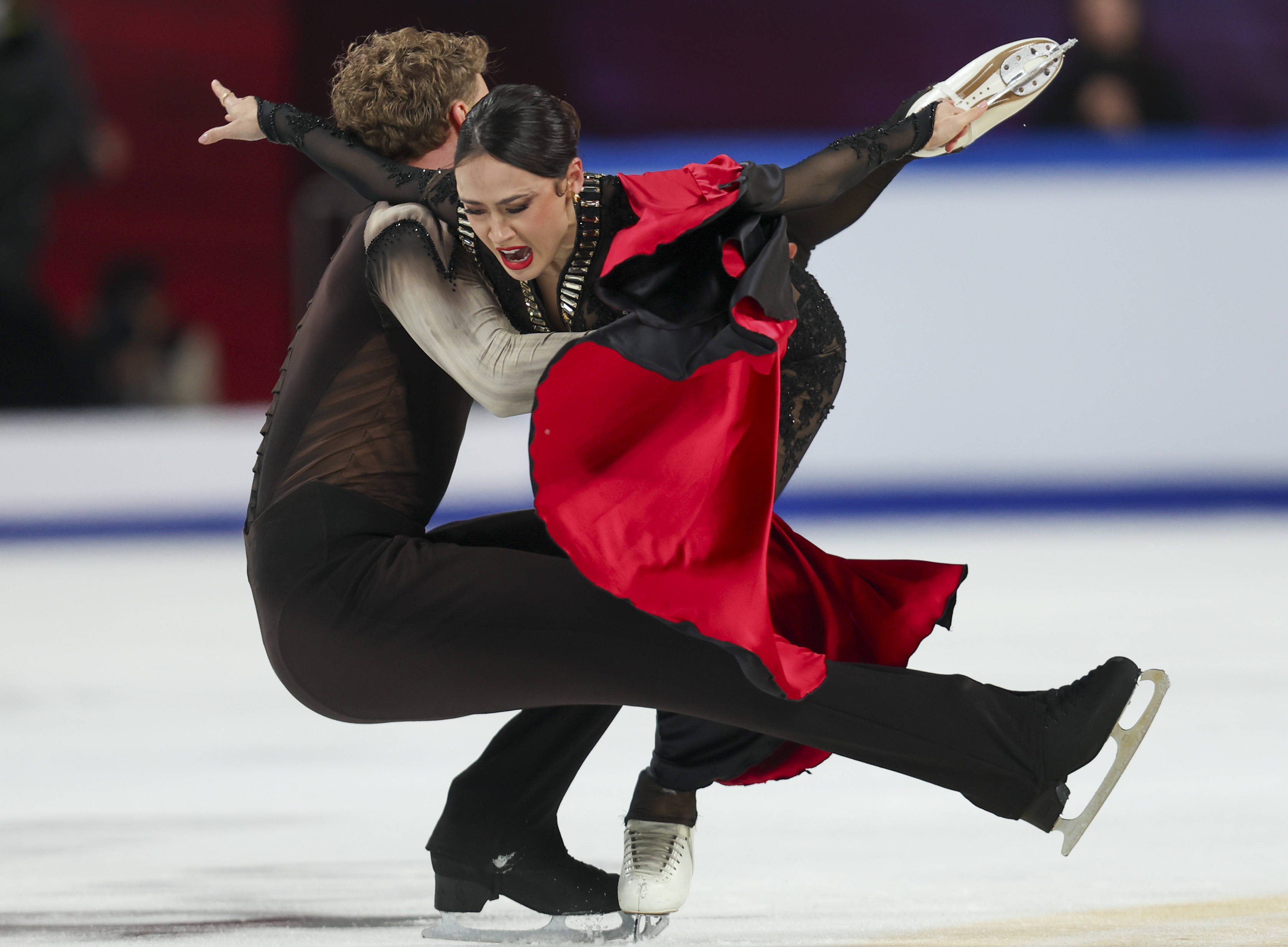 九游体育官方登录入口-中国花样滑冰赛：中国选手获得双人冰舞金牌